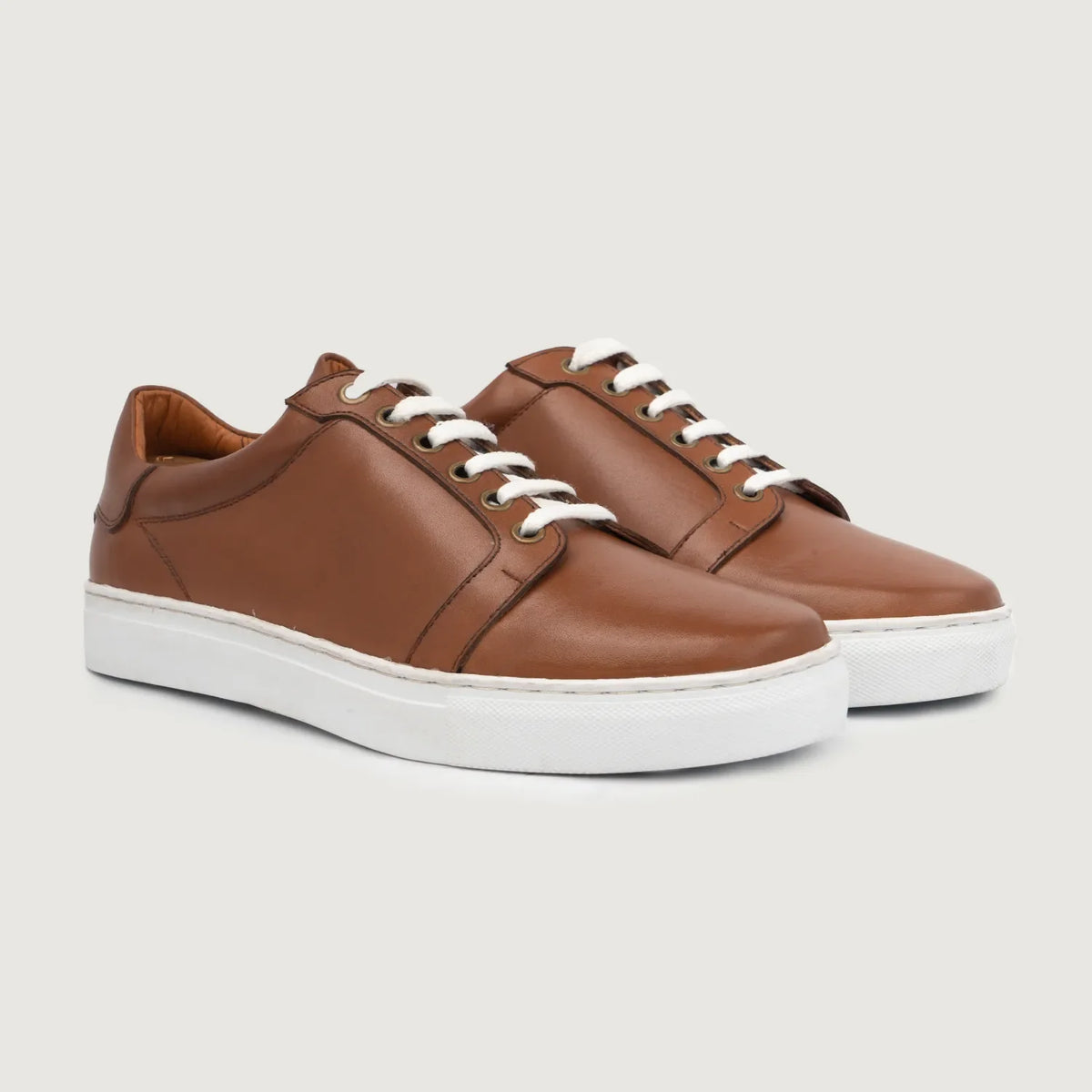 Carter Runn 탄 가죽 스니커즈 남성용 For Men in Tan Full-Grain Leather - 측면 프로필 뷰 | 공식 온라인 스토어 구매
