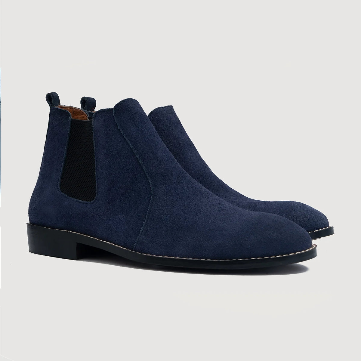 Clarkson Chelsea Midnight 블루 Suede 가죽 부츠 남성용 For Men in Midnight Blue Goatskin Suede - 측면 프로필 뷰 | 공식 온라인 스토어 구매
