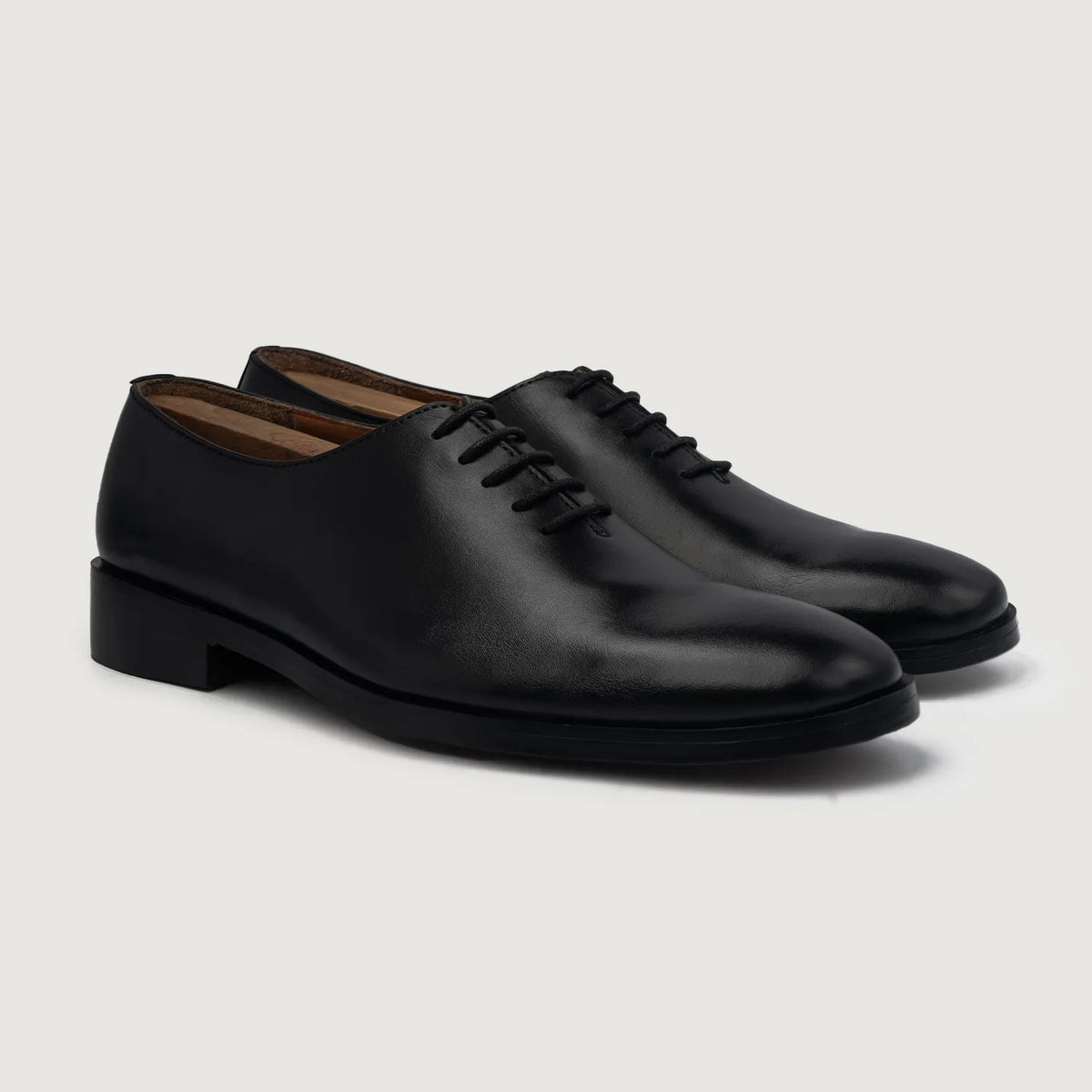 Director Wholecut 블랙 가죽 구두 남성용 For Men in White Full-Grain Leather - 정면 스타일 및 테일러드 실루엣 | 공식 온라인 스토어 구매