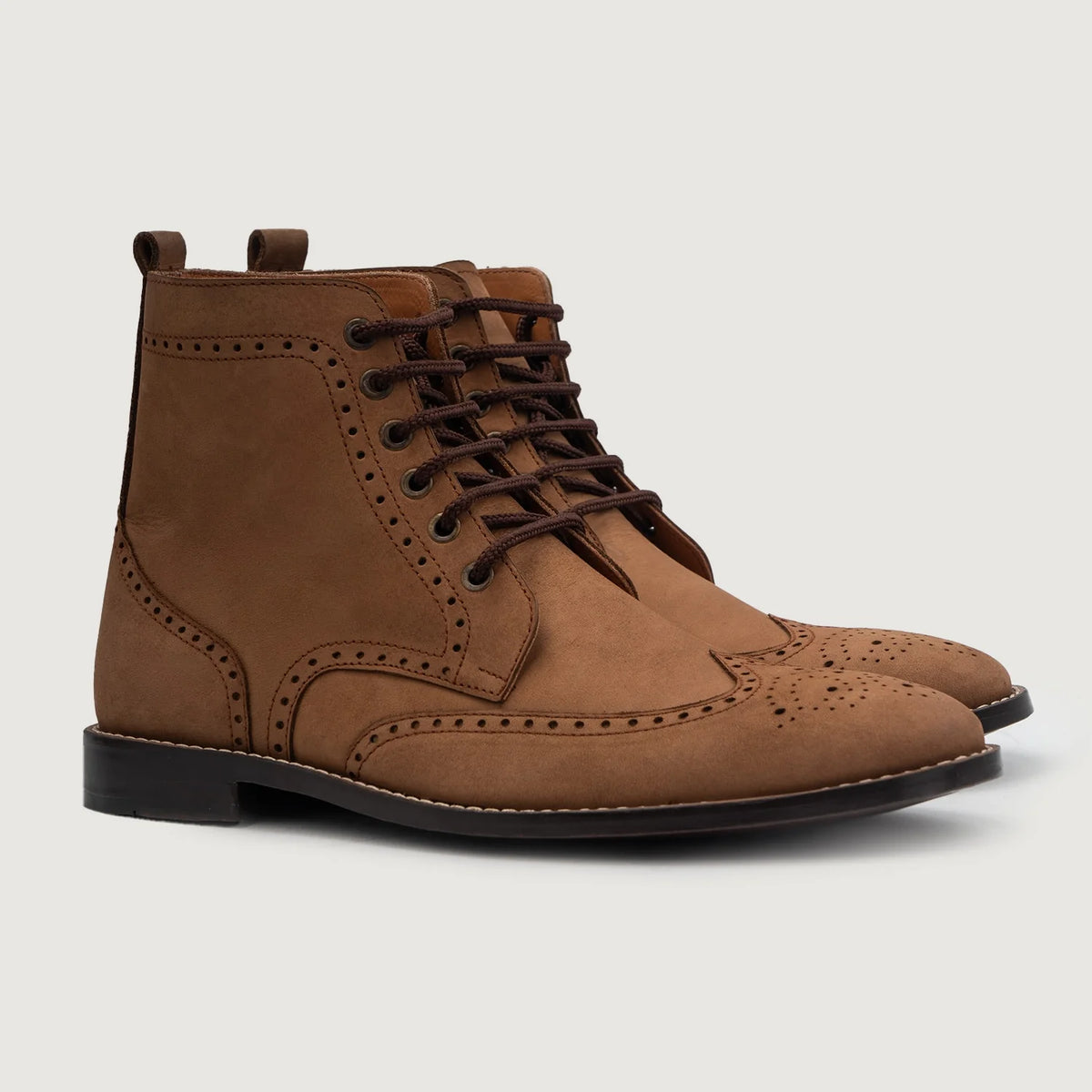 Duster Brogues Derby 브라운 Nubuck 가죽 부츠 남성용 For Men in Brown Full-Grain Leather - 정면 스타일 및 테일러드 실루엣 | 공식 온라인 스토어 구매