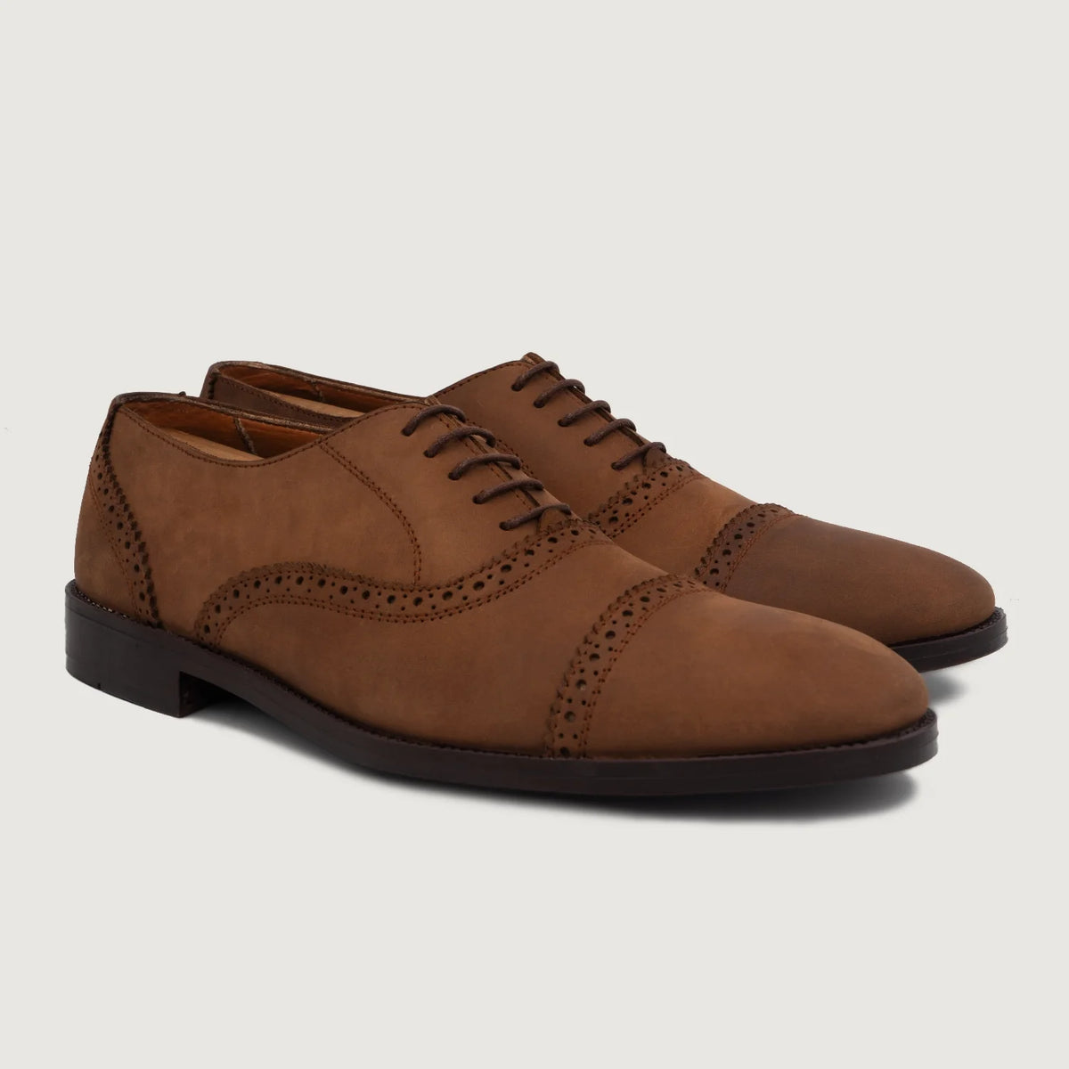 Greyson Brogues Oxford Oil Pull-up 브라운 가죽 구두 남성용 in Brown Full-Grain Leather - 측면 프로필 뷰 | 공식 온라인 스토어 구매