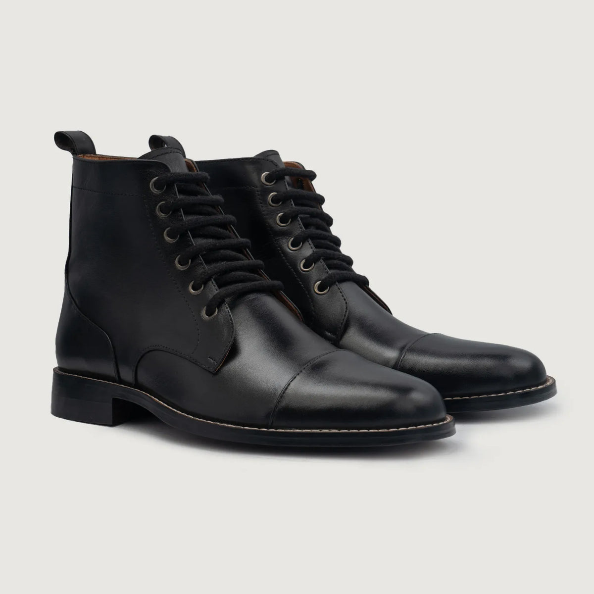 Knight Derby 블랙 가죽 부츠 남성용 For Men 블랙 최고급 천연 소가죽 - 측면 프로필 뷰 | 공식 온라인 스토어 구매