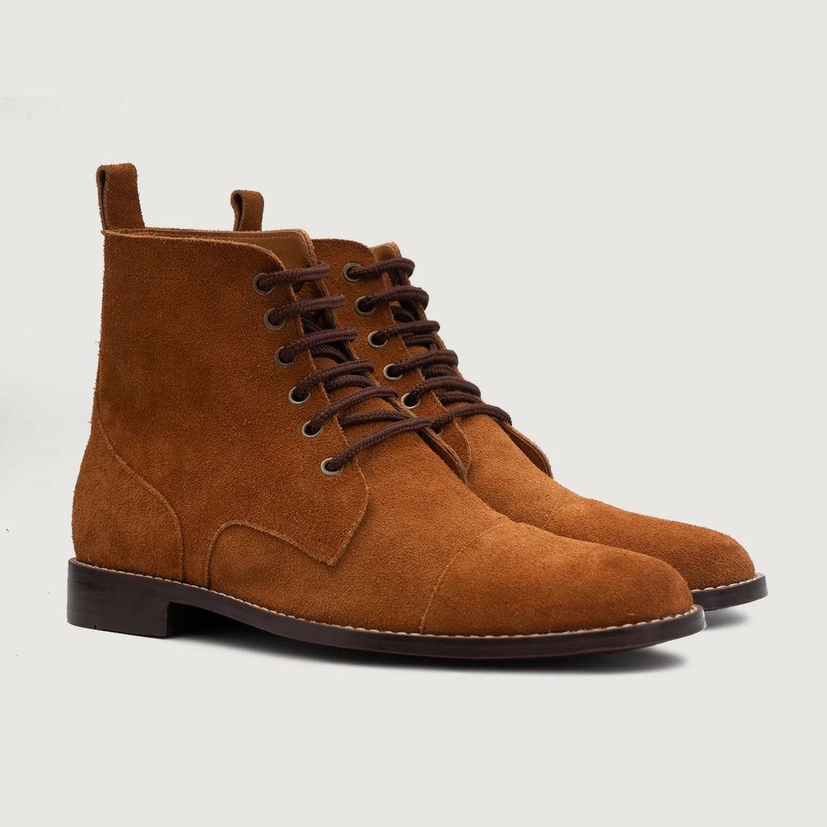 Knight Derby 브라운 Suede 가죽 부츠 남성용 in Brown Goatskin Suede - 측면 프로필 뷰 | 공식 온라인 스토어 구매