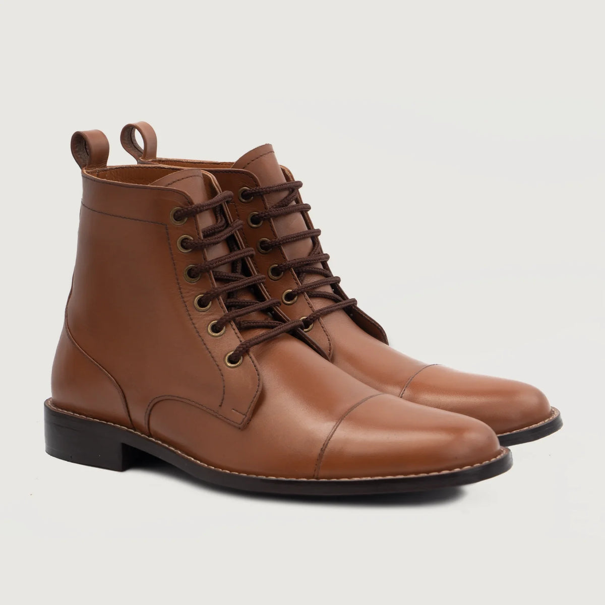 Knight Derby 탄 가죽 부츠 남성용 For Men in Tan Full-Grain Leather - 측면 프로필 뷰 | 공식 온라인 스토어 구매