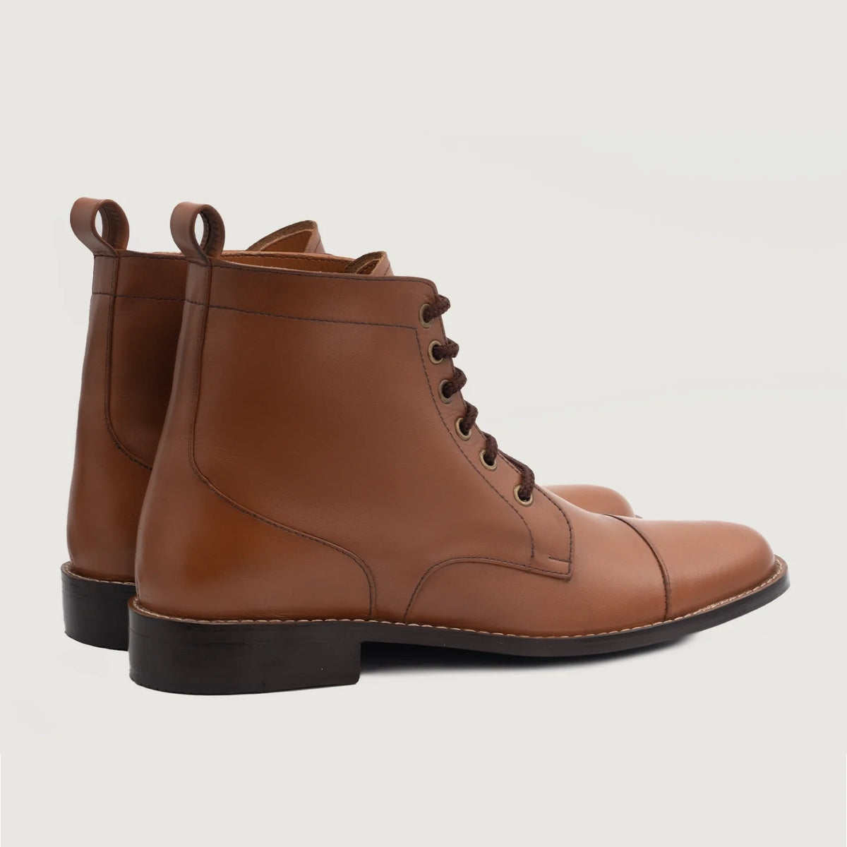 Knight Derby 탄 가죽 부츠 남성용 For Men - 보강된 힐 카운터 및 정밀 2열 스티치 디테일