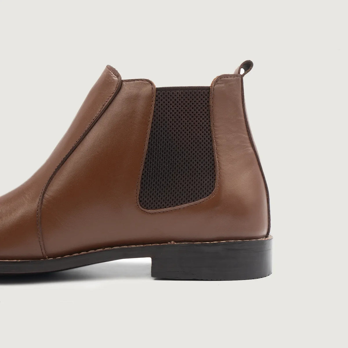 High-Traction Rubber Outsole & Lug Tread Pattern on Clarkson Chelsea 브라운 가죽 부츠 남성용 For Men