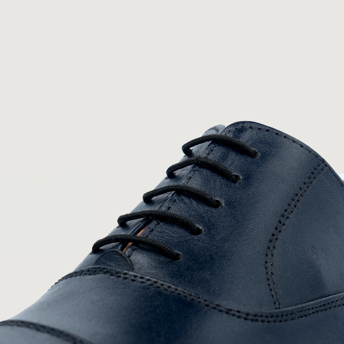High-Traction Rubber Outsole & Lug Tread Pattern on Professor Oxford Midnight 블루 가죽 구두 남성용 For Men