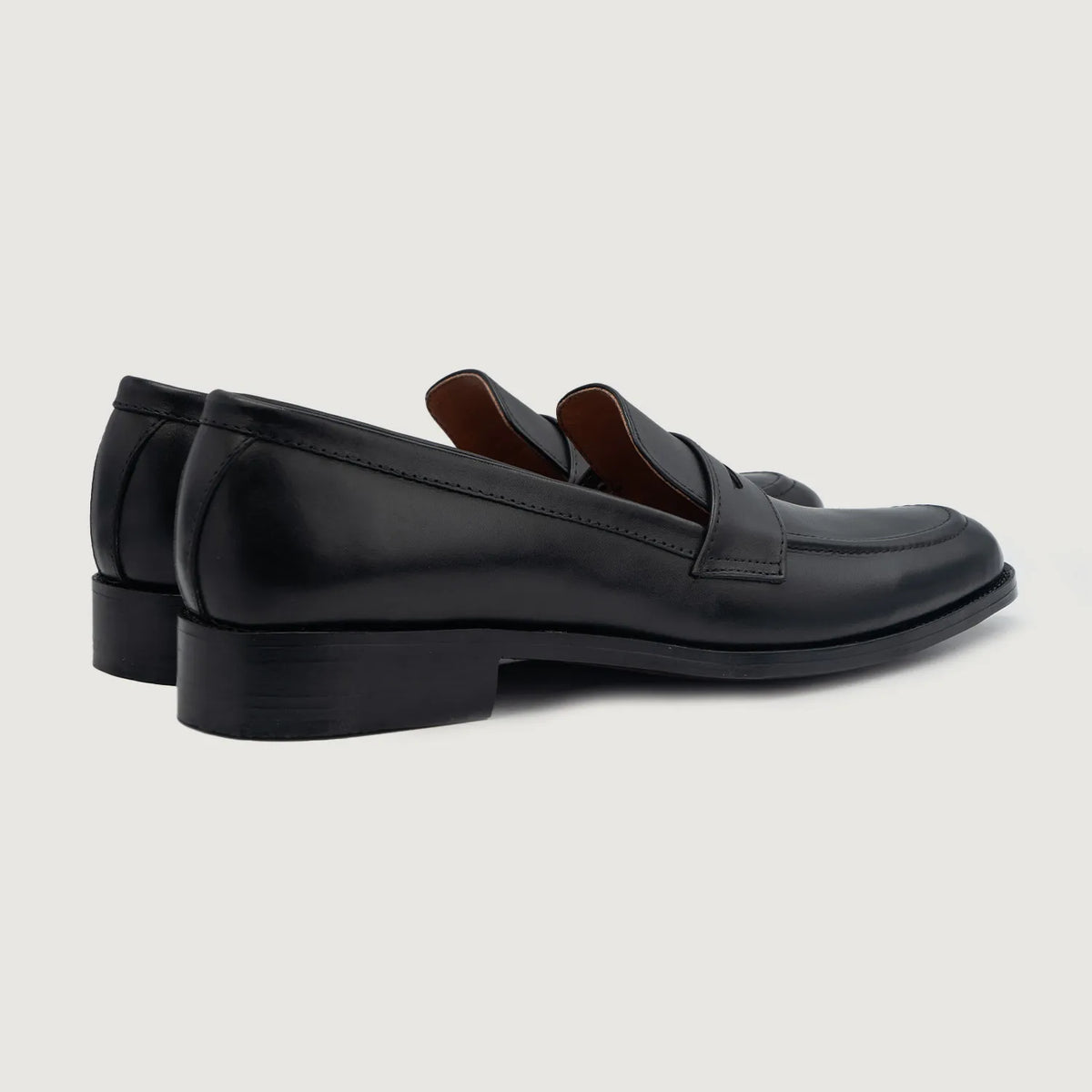 High-Traction Rubber Outsole & Lug Tread Pattern on Baxton 블랙 가죽 로퍼 남성용 For Men