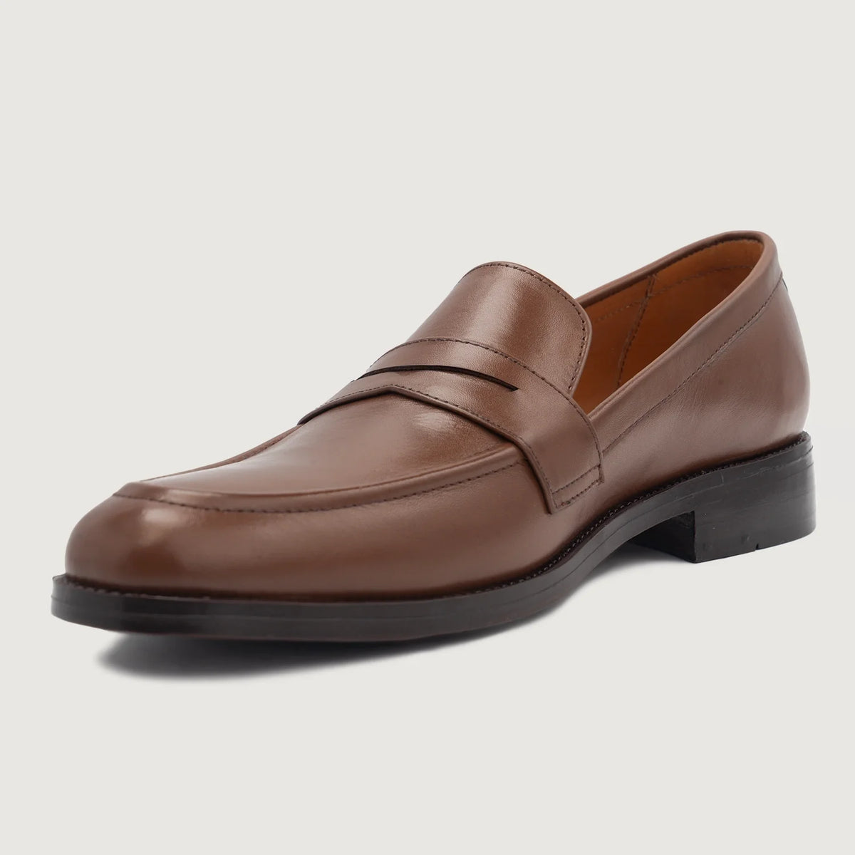 High-Traction Rubber Outsole & Lug Tread Pattern on Baxton 브라운 가죽 로퍼 남성용
