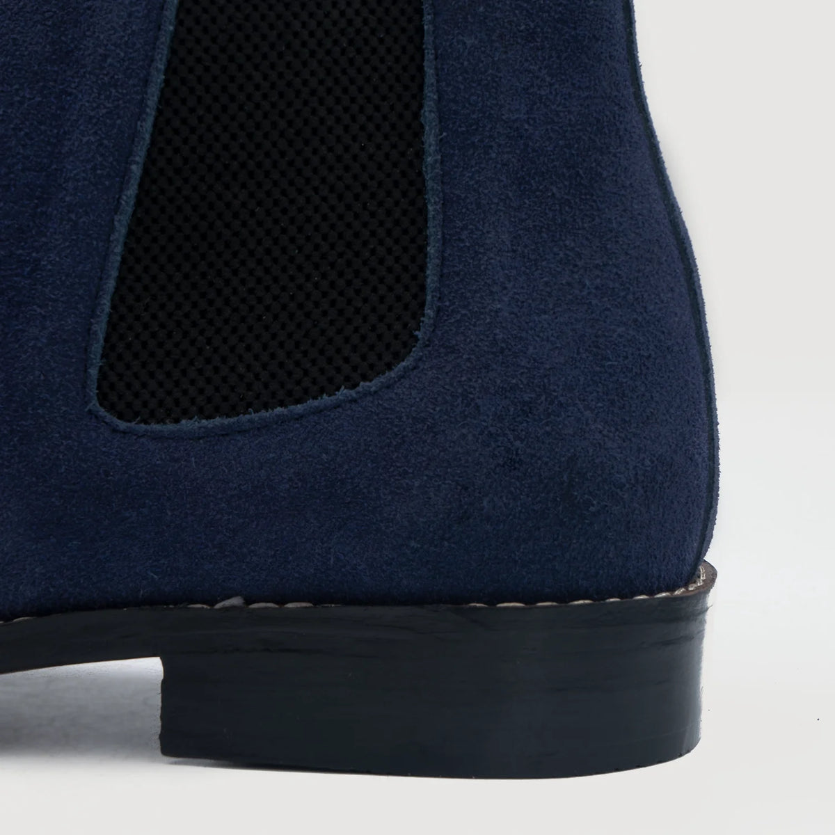 High-Traction Rubber Outsole & Lug Tread Pattern on Clarkson Chelsea Midnight 블루 Suede 가죽 부츠 남성용 For Men