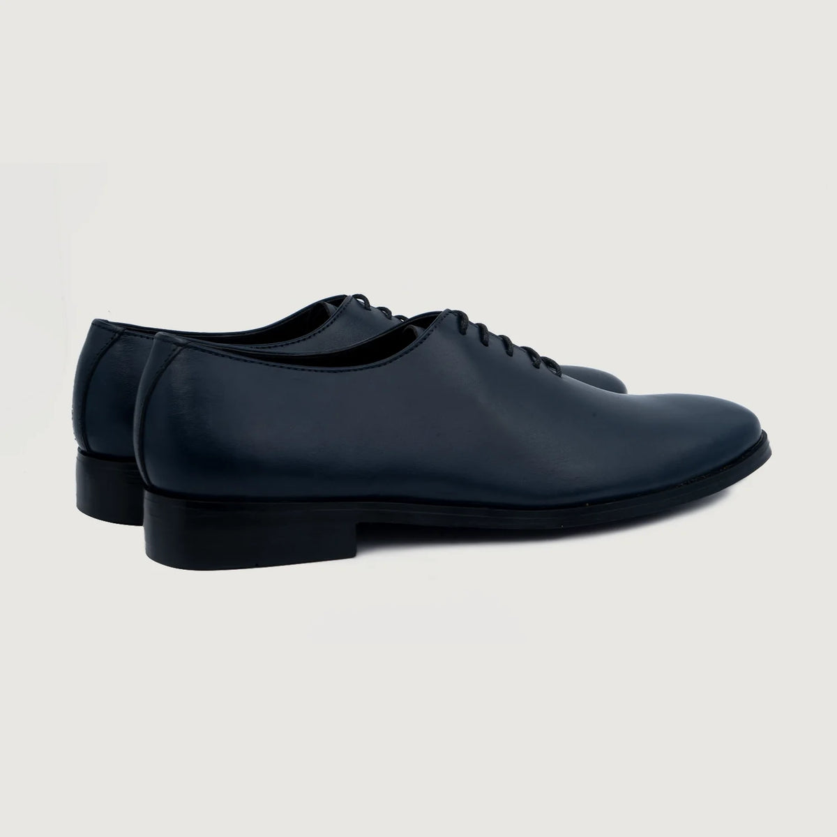 클로즈업 상세 of Classic Collar & Heavy-Duty Zipper Hardware on Director Wholecut Midnight 블루 가죽 구두 남성용 For Men