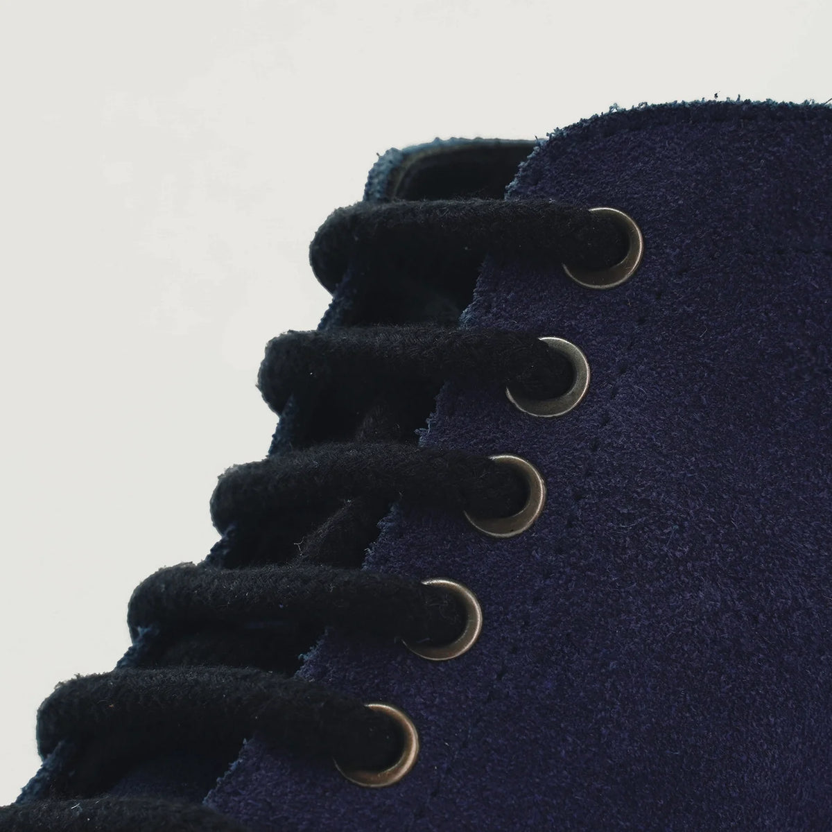 High-Traction Rubber Outsole & Lug Tread Pattern on Knight Derby Midnight 블루 Suede 가죽 부츠 남성용 For Men