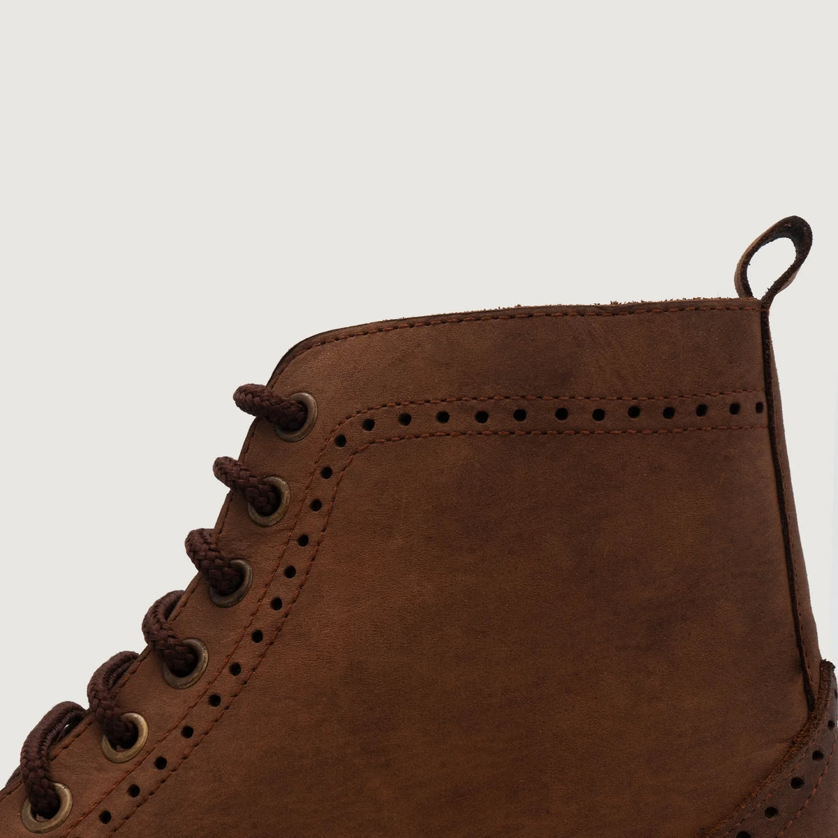 클로즈업 상세 of Classic Collar & Heavy-Duty Zipper Hardware on Duster Brogues Derby Oil Pull-up 브라운 가죽 부츠 남성용