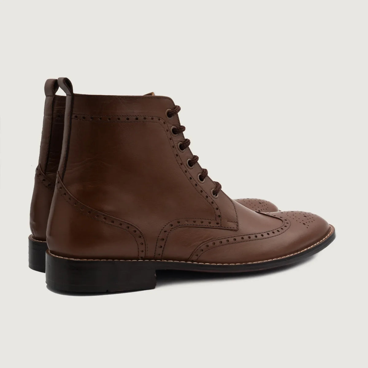 Duster Brogues Derby 브라운 가죽 부츠 남성용 - 입체 소매 커팅과 슬림 테이퍼드 핏을 보여주는 측면 뷰