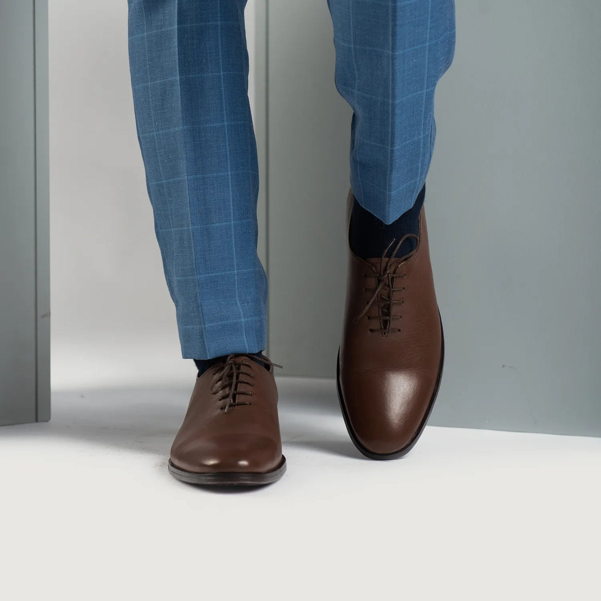 Tailored Rib Cuffs & Hem Craftsmanship Construction Detail on Director Wholecut 브라운 가죽 구두 남성용 For Men
