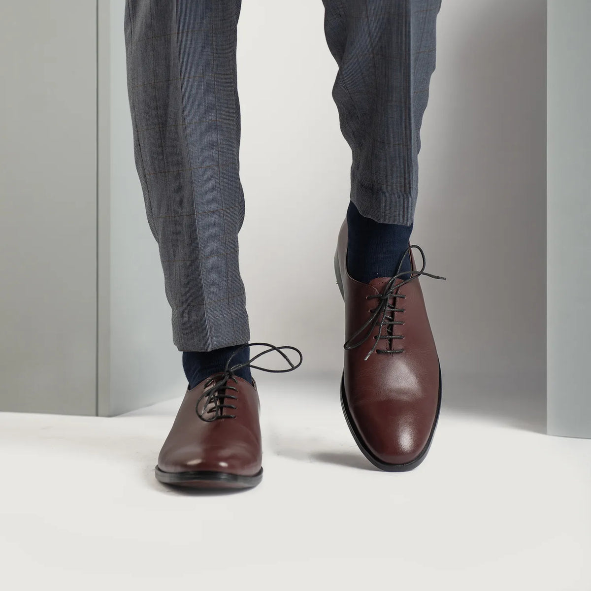 Tailored Rib Cuffs & Hem Craftsmanship Construction Detail on Director Wholecut 마룬 가죽 구두 남성용 For Men