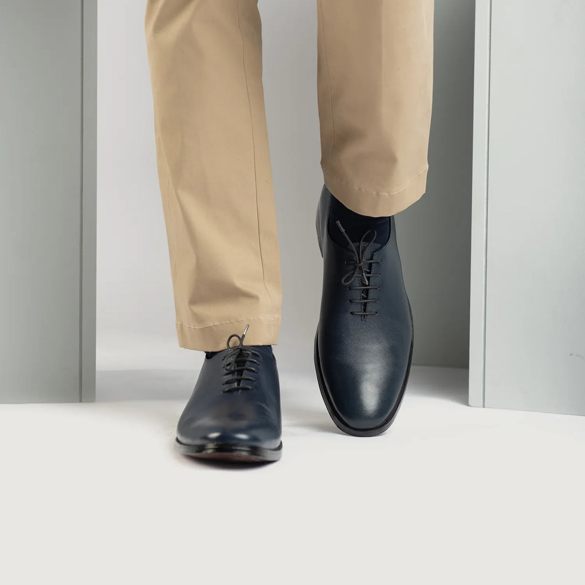 Tailored Rib Cuffs & Hem Craftsmanship Construction Detail on Director Wholecut Midnight 블루 가죽 구두 남성용 For Men
