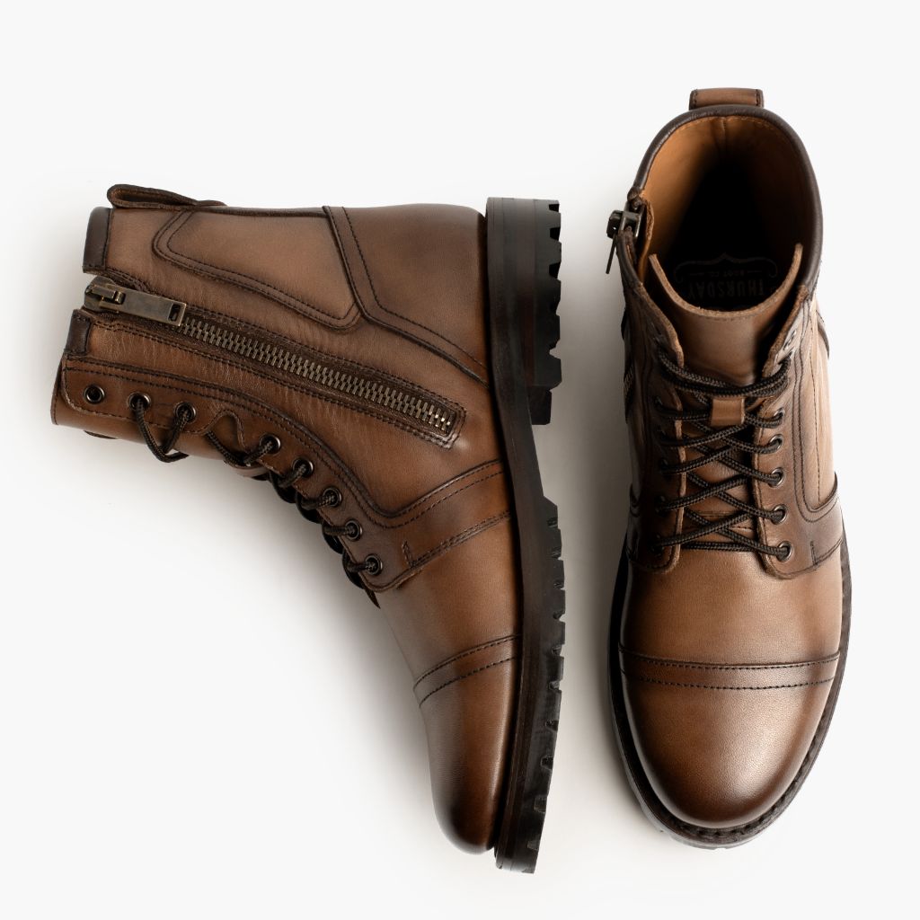 클로즈업 상세 of Classic Collar & Heavy-Duty Zipper Hardware on Casa Moto Amber Wheat 가죽 부츠 남성용