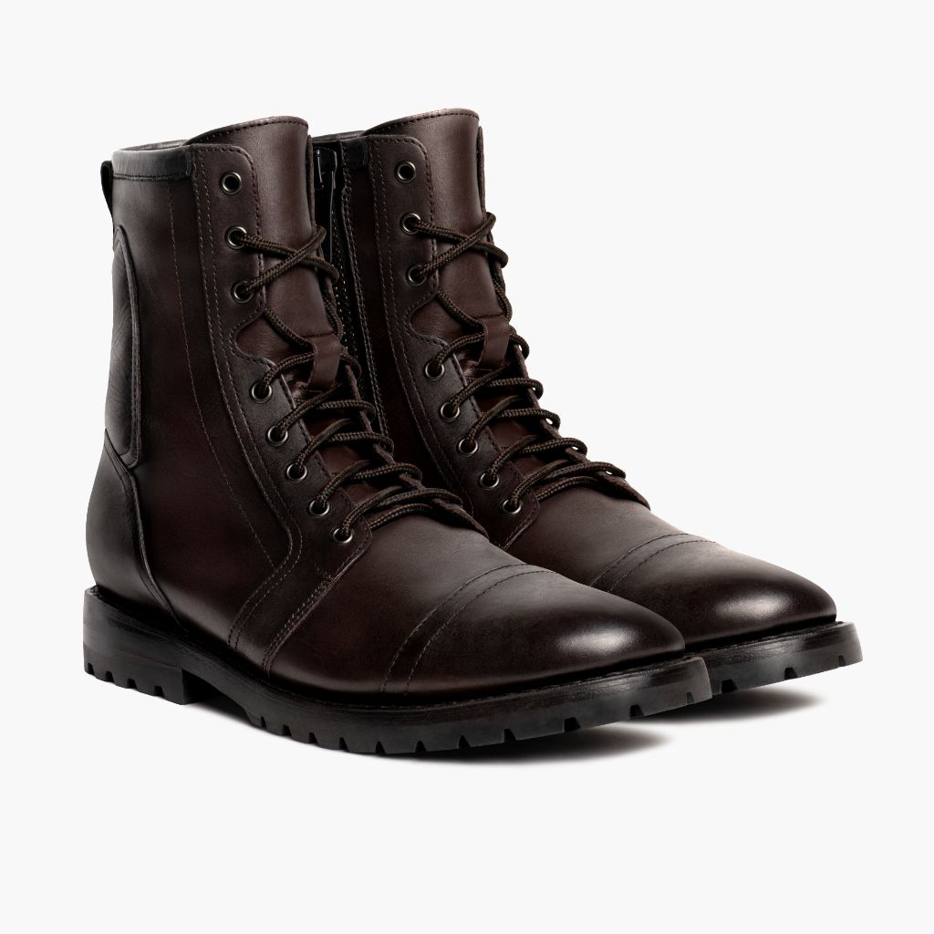 Casa Moto Old English 가죽 부츠 남성용 in Classic Full-Grain Leather - 정면 스타일 및 테일러드 실루엣 | 공식 온라인 스토어 구매