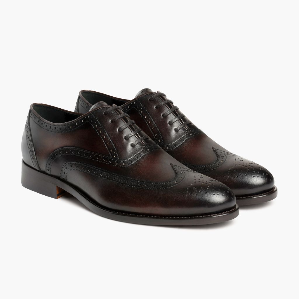 Aviator Chocolate 가죽 로퍼 남성용 in Chocolate Full-Grain Leather - 정면 스타일 및 테일러드 실루엣 | 공식 온라인 스토어 구매