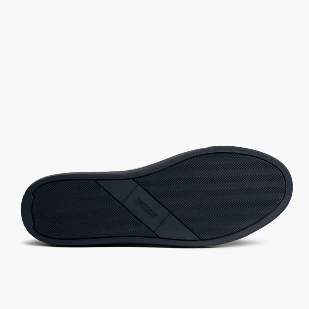 High-Traction Rubber Outsole & Lug Tread Pattern on Encore Navy 가죽 스니커즈 남성용
