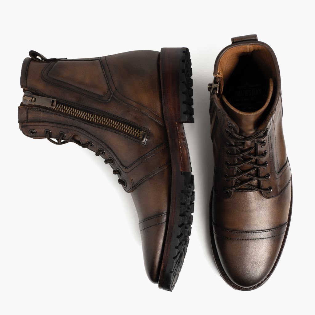 클로즈업 상세 of Classic Collar & Heavy-Duty Zipper Hardware on Casa Moto Anejo 가죽 부츠 남성용