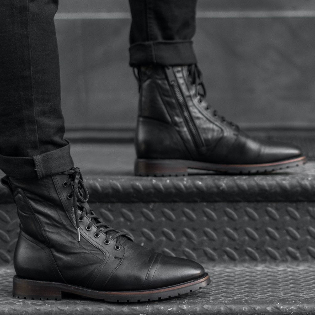 Tailored Rib Cuffs & Hem Craftsmanship Construction Detail on Casa Moto 블랙 가죽 부츠 남성용