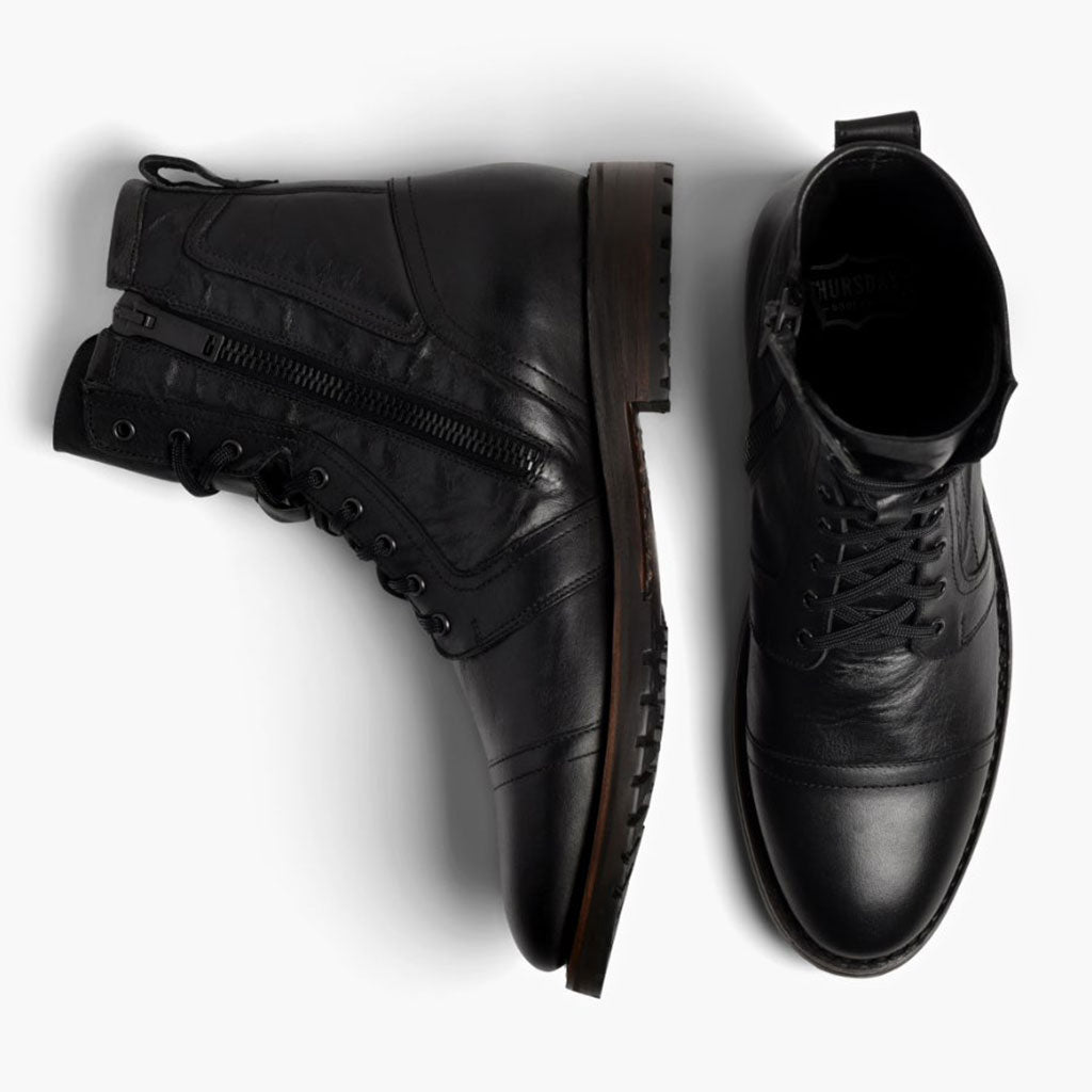 클로즈업 상세 of Classic Collar & Heavy-Duty Zipper Hardware on Casa Moto 블랙 가죽 부츠 남성용