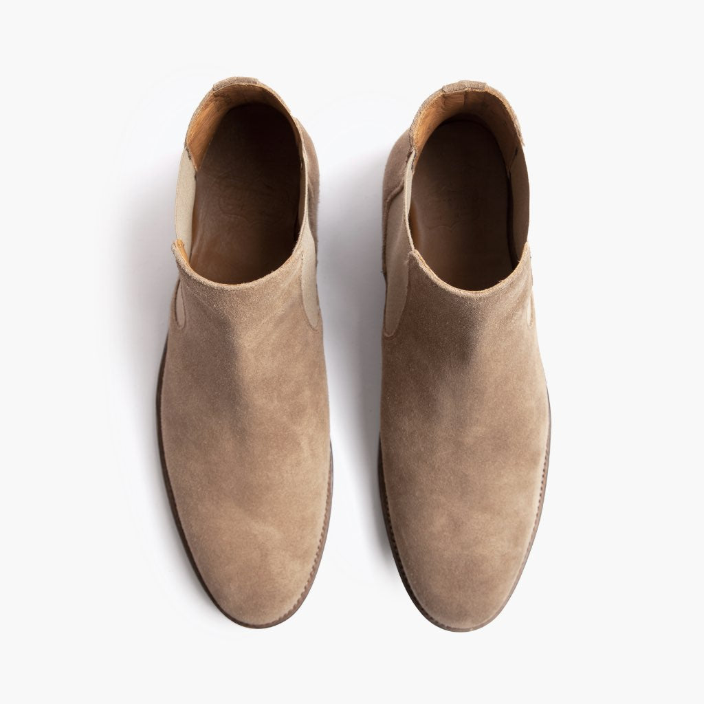 High-Traction Rubber Outsole & Lug Tread Pattern on Cavalier Sandstone 가죽 부츠 남성용