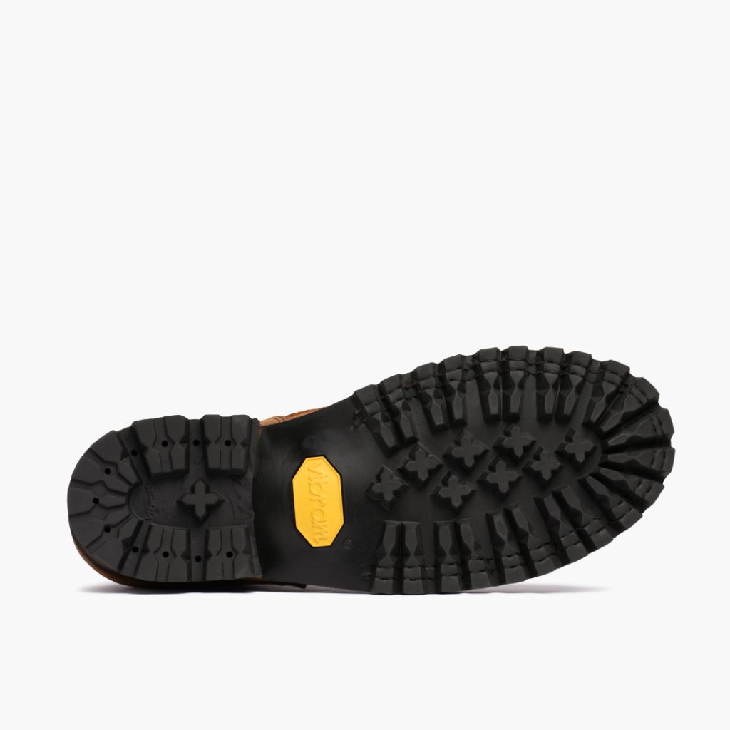 High-Traction Rubber Outsole & Lug Tread Pattern on Challenger Badland 가죽 부츠 남성용
