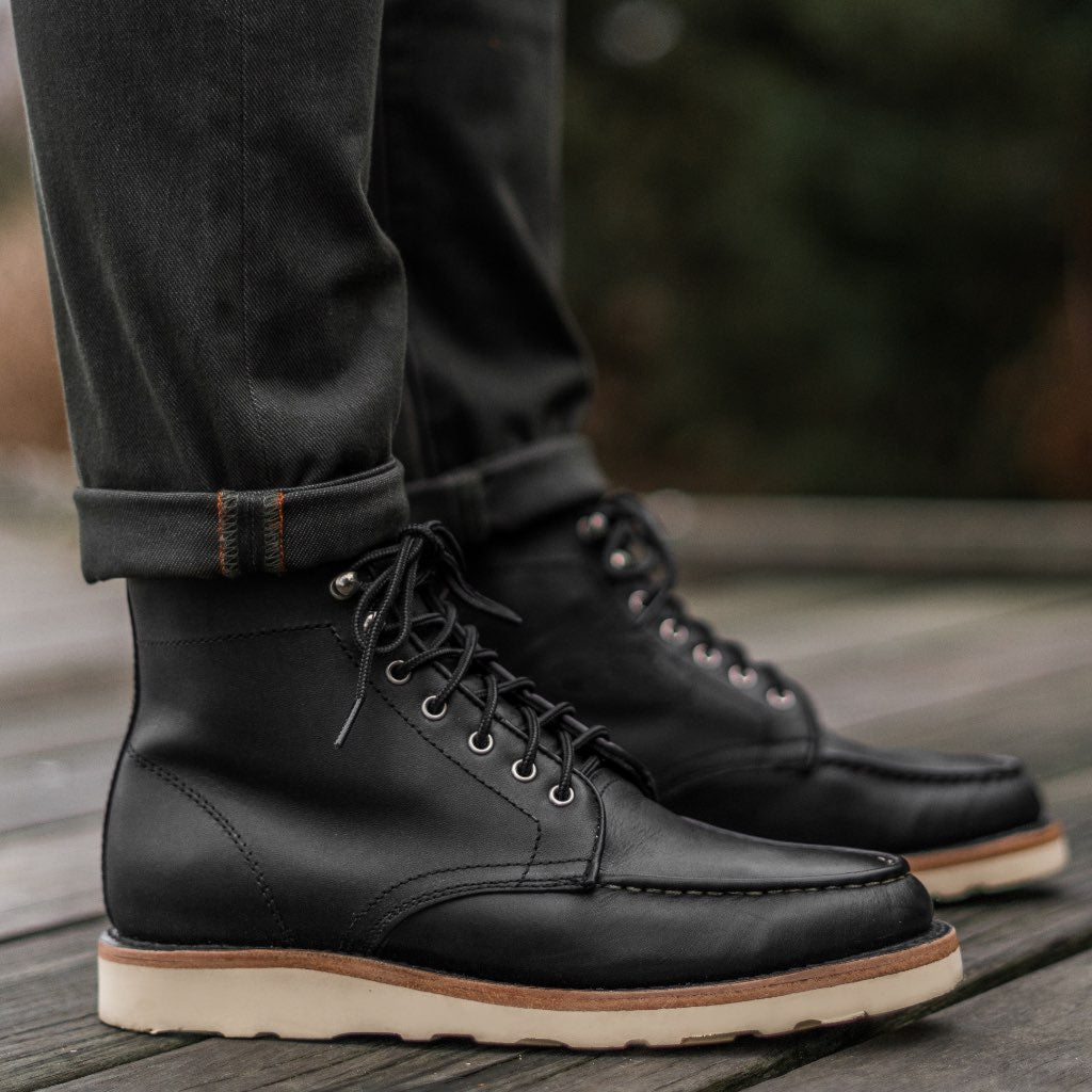 High-Traction Rubber Outsole & Lug Tread Pattern on Diplomat 블랙 Matte 가죽 부츠 남성용