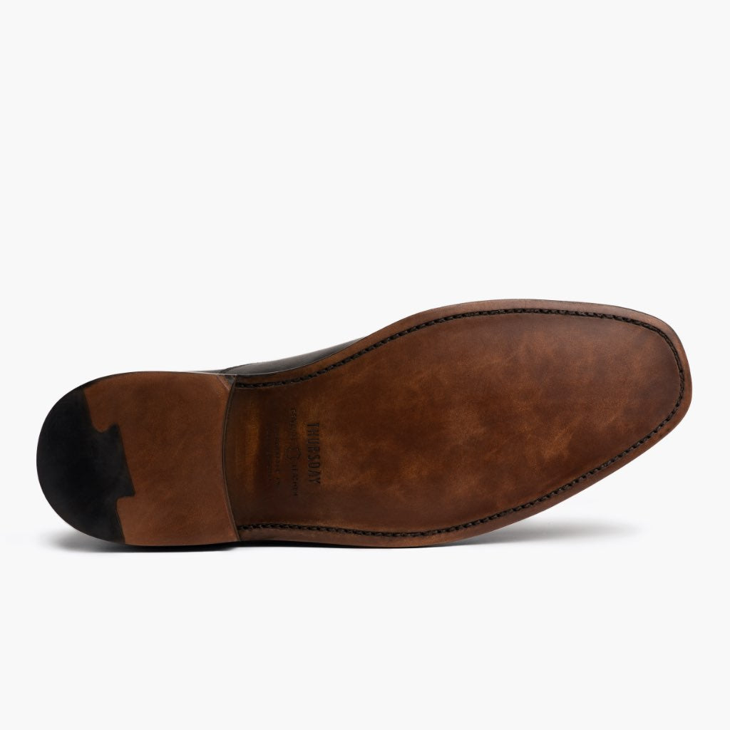 High-Traction Rubber Outsole & Lug Tread Pattern on Executive 블랙 가죽 스니커즈 남성용