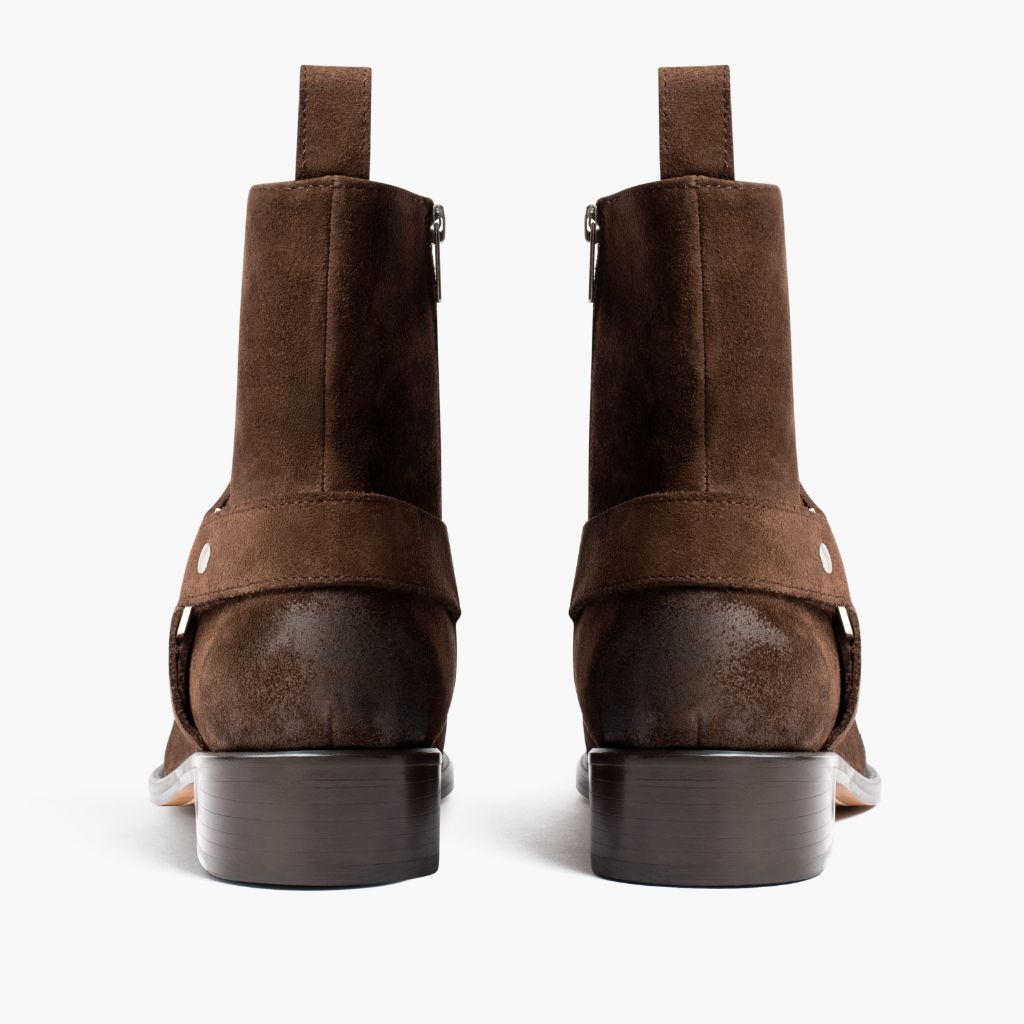 High-Traction Rubber Outsole & Lug Tread Pattern on Harness Dark 브라운 Suede 가죽 부츠 남성용