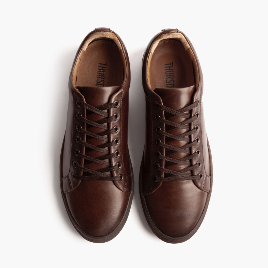 Premier Low Top Old English 가죽 스니커즈 남성용 For Men - 보강된 힐 카운터 및 정밀 2열 스티치 디테일