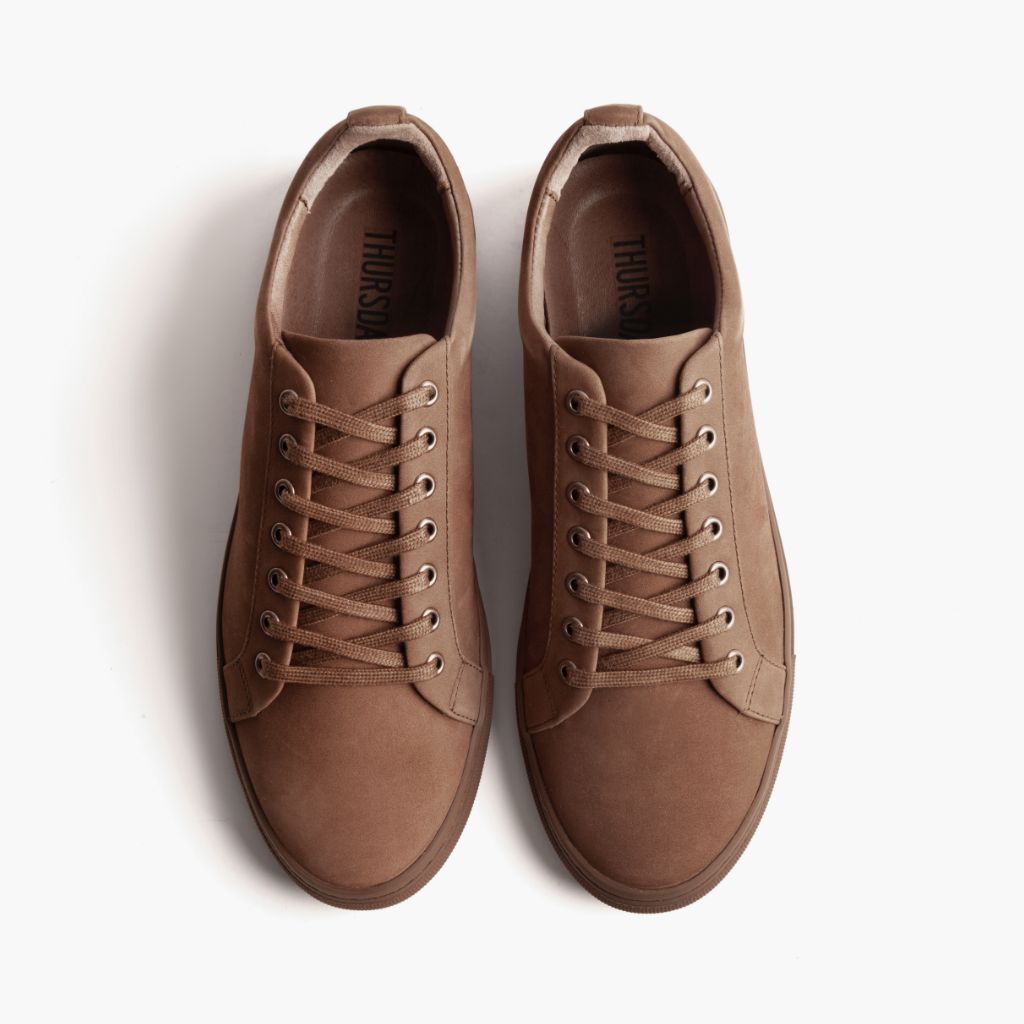 Premier Low Top Pebble 가죽 스니커즈 남성용 For Men - 보강된 힐 카운터 및 정밀 2열 스티치 디테일