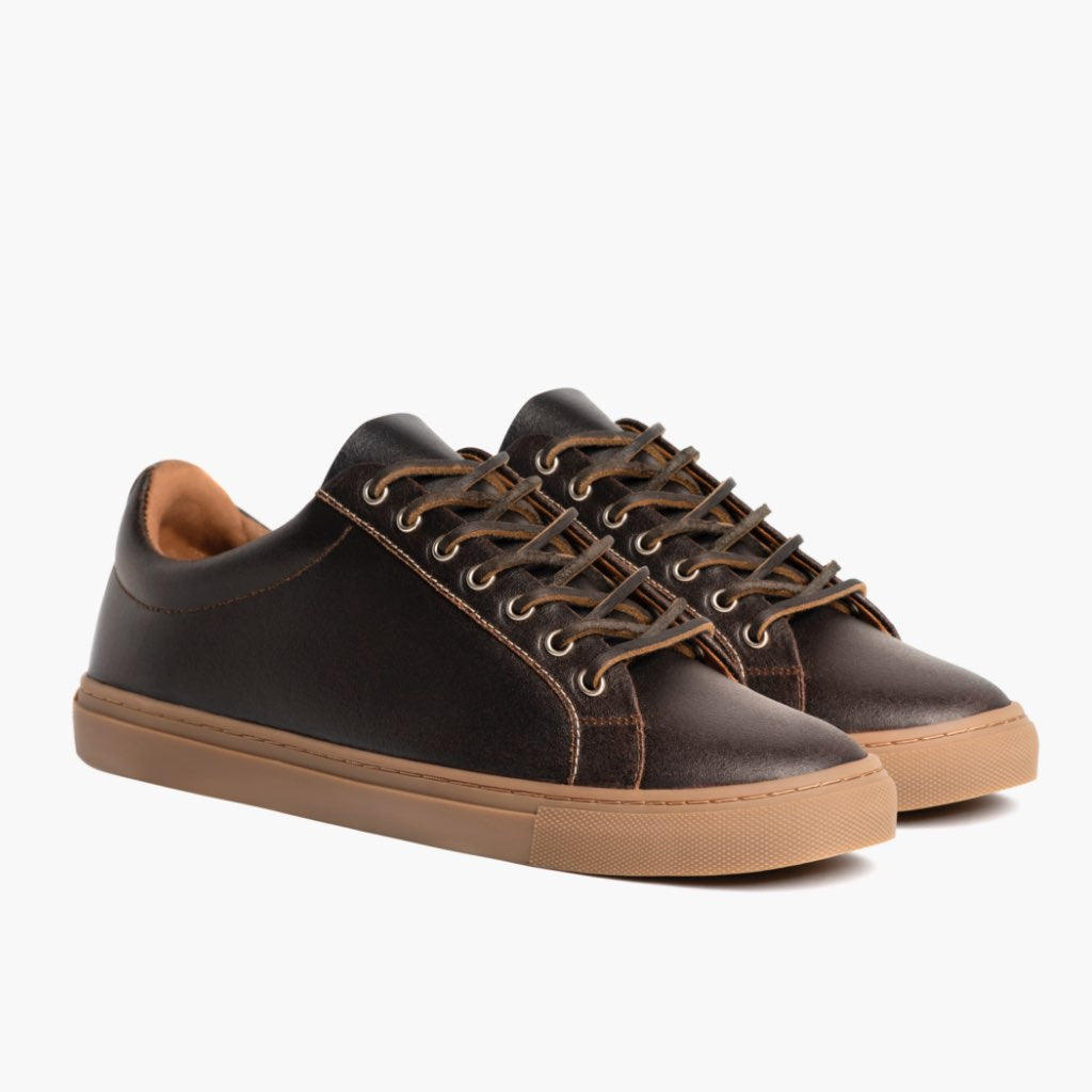 Premier Low Top Cacao 가죽 스니커즈 남성용 For Men in Classic Full-Grain Leather - 측면 프로필 뷰 | 공식 온라인 스토어 구매