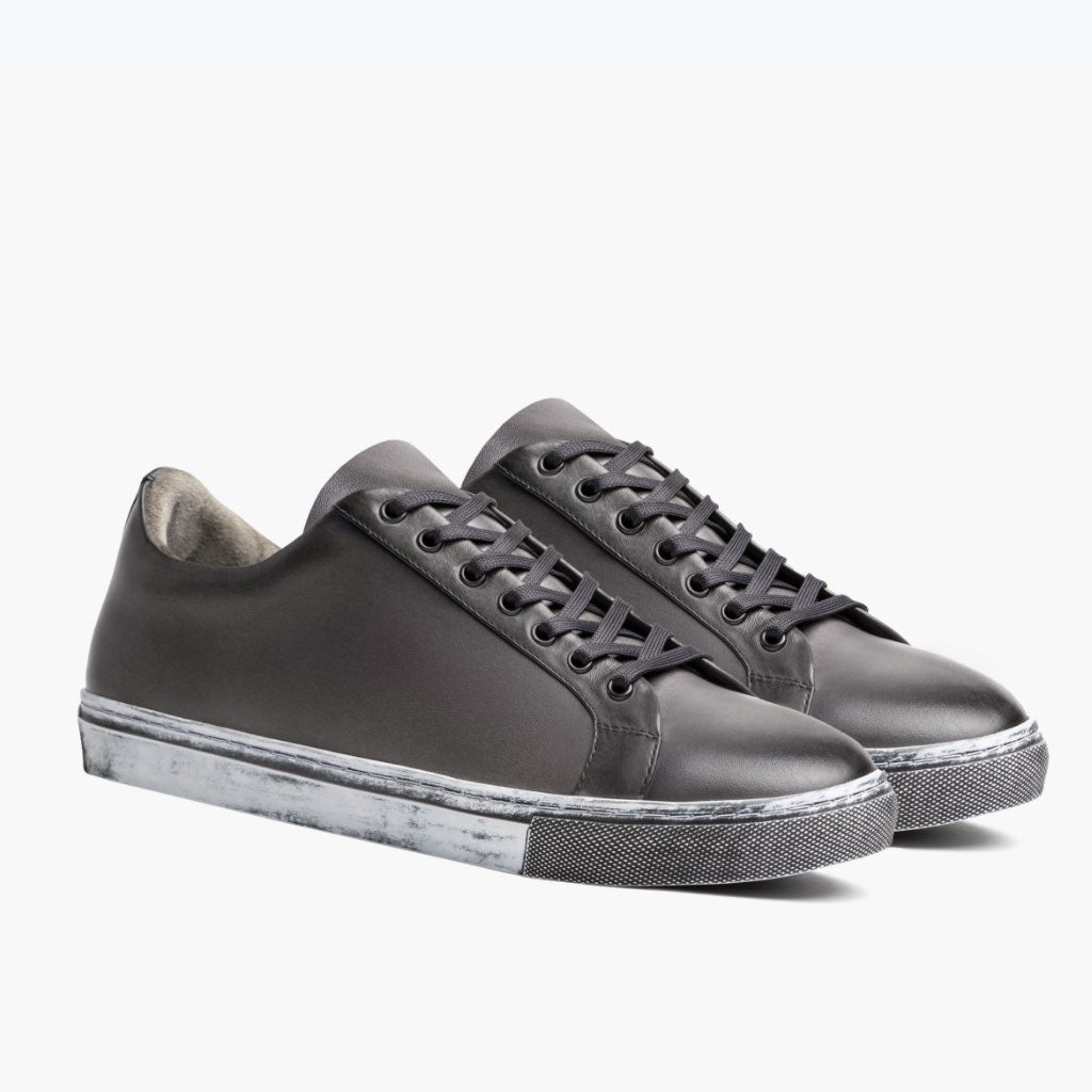 Premier Low Top Distressed Grey 가죽 스니커즈 남성용 For Men in Grey Full-Grain Leather - 측면 프로필 뷰 | 공식 온라인 스토어 구매