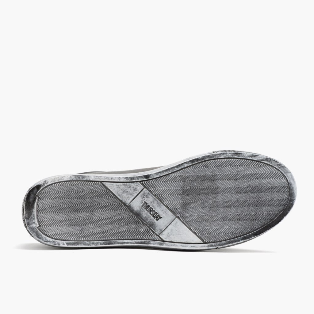 High-Traction Rubber Outsole & Lug Tread Pattern on Premier Low Top Distressed Grey 가죽 스니커즈 남성용 For Men