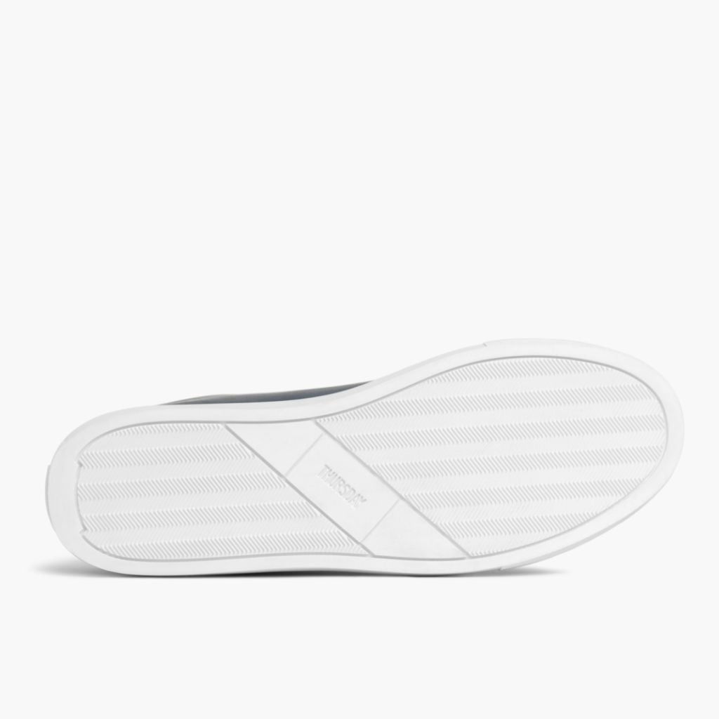 High-Traction Rubber Outsole & Lug Tread Pattern on Premier Low Top Deep 블루 가죽 스니커즈 남성용 For Men