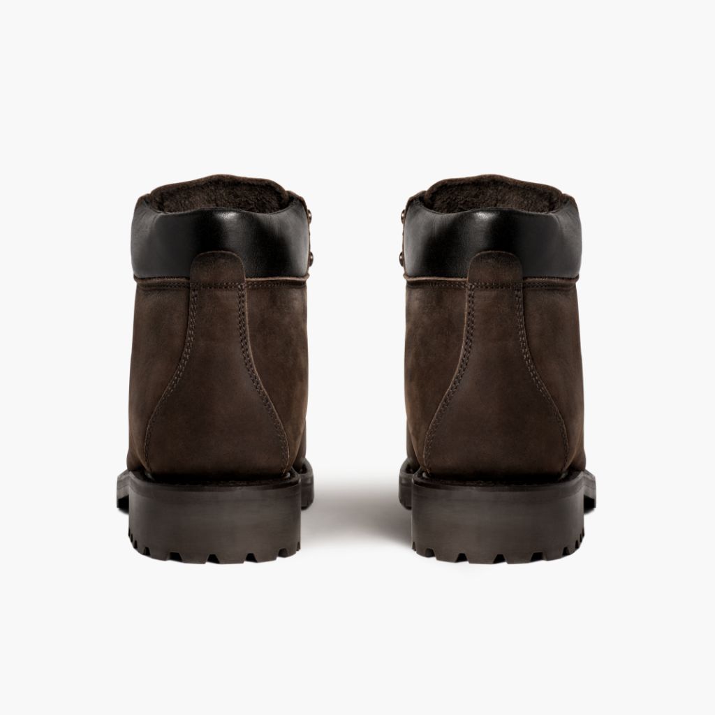 High-Traction Rubber Outsole & Lug Tread Pattern on Commander Tobacco 가죽 부츠 남성용