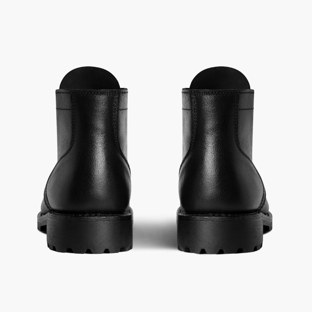 High-Traction Rubber Outsole & Lug Tread Pattern on Vanguard 블랙 Waxed Roughout 가죽 부츠 남성용 For Men