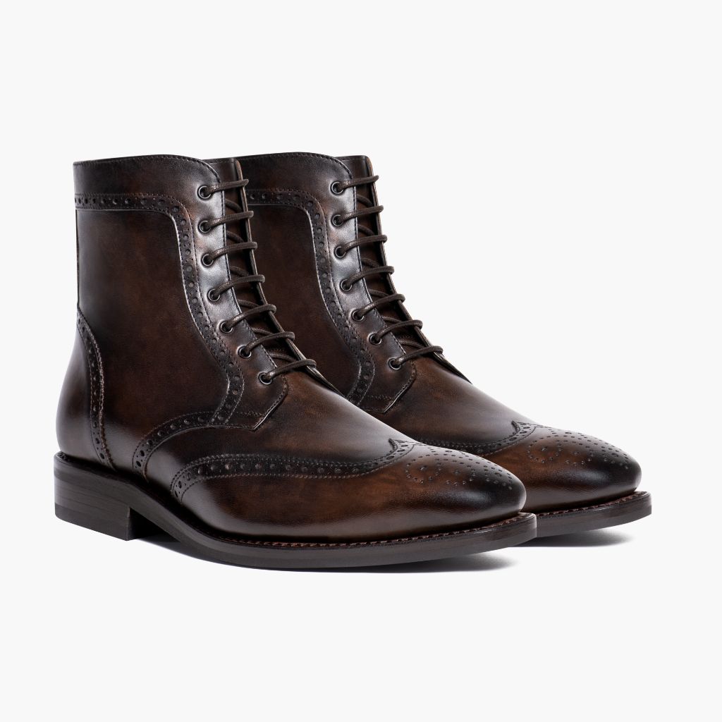 Wingtip Dark Oak 가죽 부츠 남성용 For Men in Classic Full-Grain Leather - 측면 프로필 뷰 | 공식 온라인 스토어 구매
