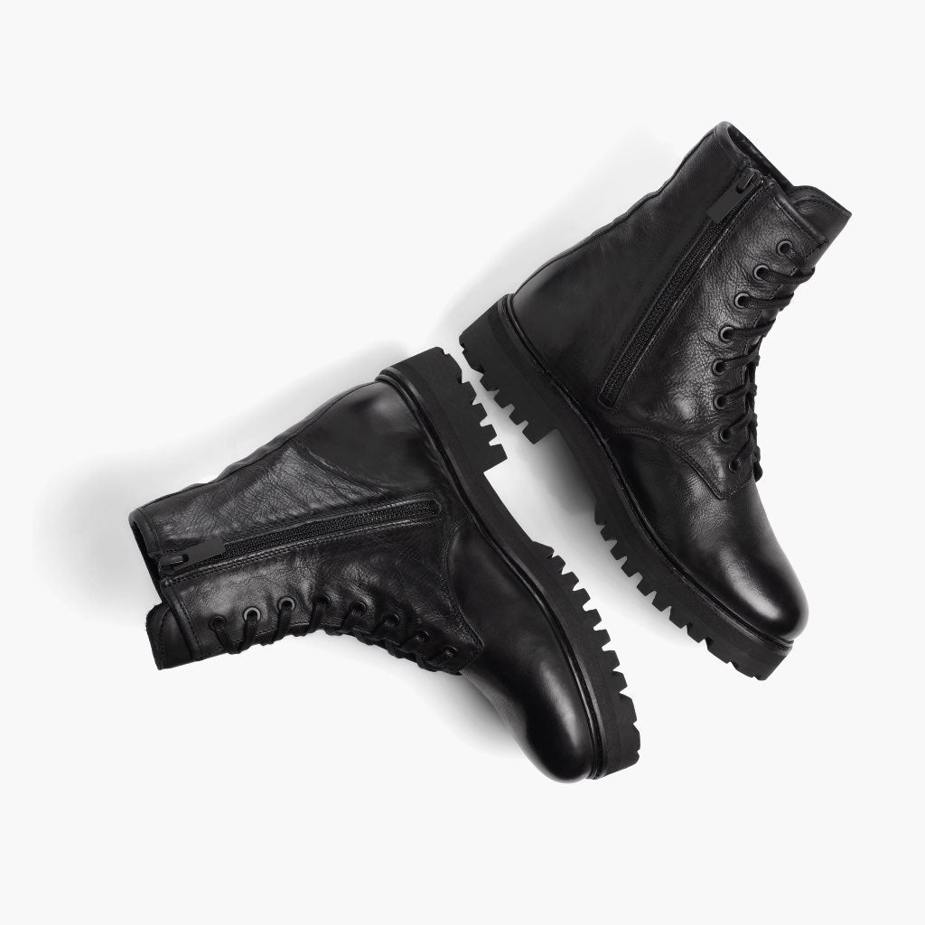 High-Traction Rubber Outsole & Lug Tread Pattern on Combat 블랙 가죽 부츠 여성용