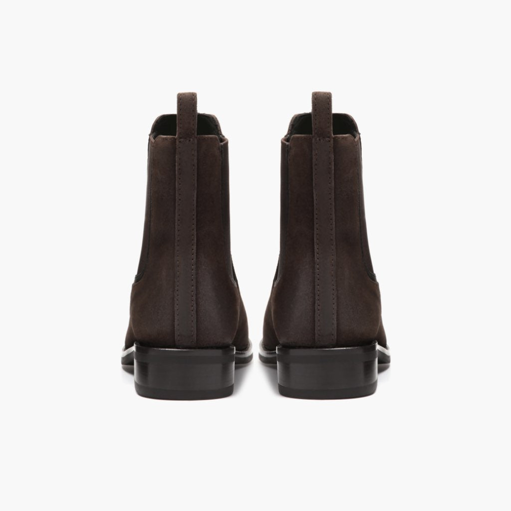 High-Traction Rubber Outsole & Lug Tread Pattern on Duchess Dark 브라운 Suede 가죽 부츠 여성용