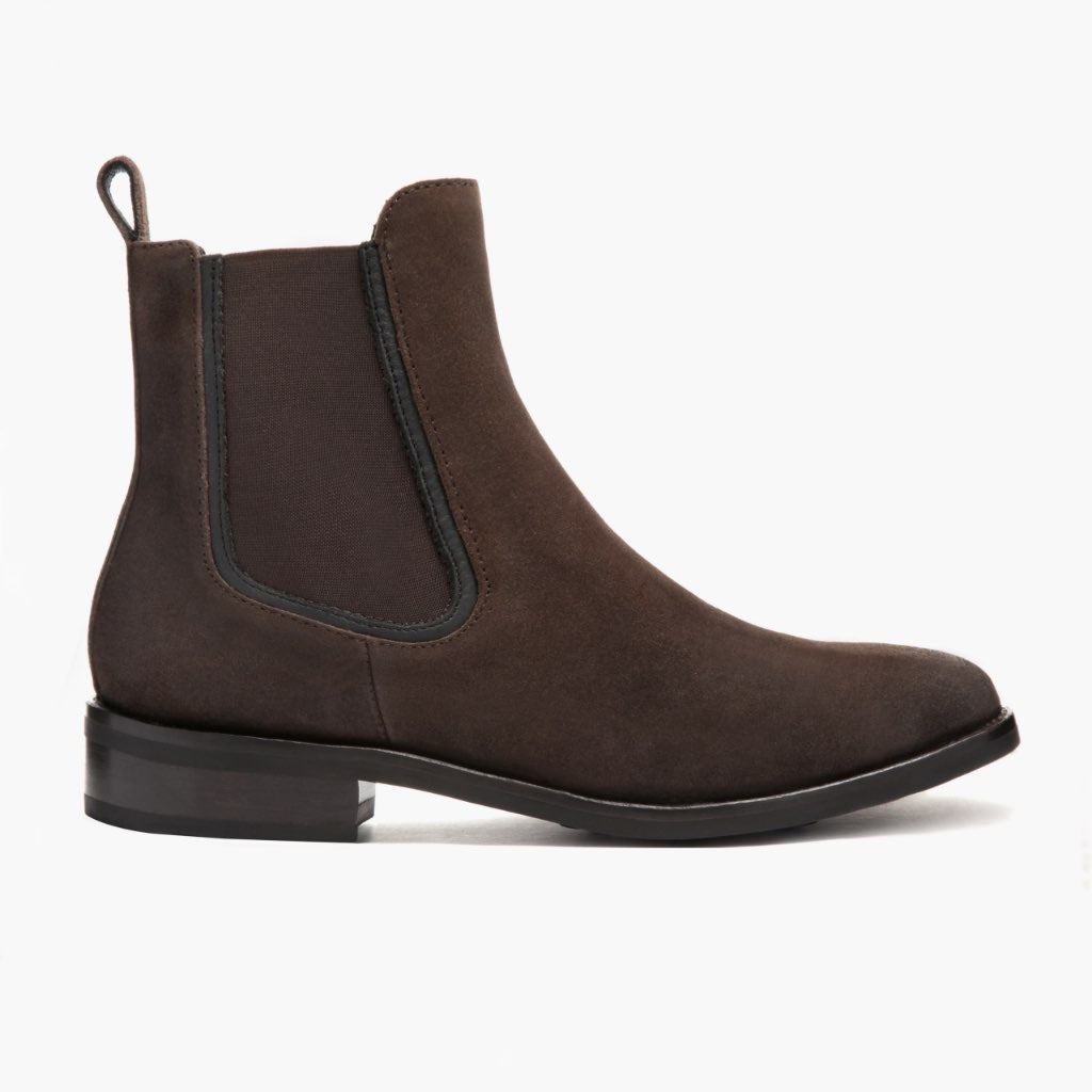 Duchess Dark 브라운 Suede 가죽 부츠 여성용 in Dark Brown Goatskin Suede - 측면 프로필 뷰 | 공식 온라인 스토어 구매