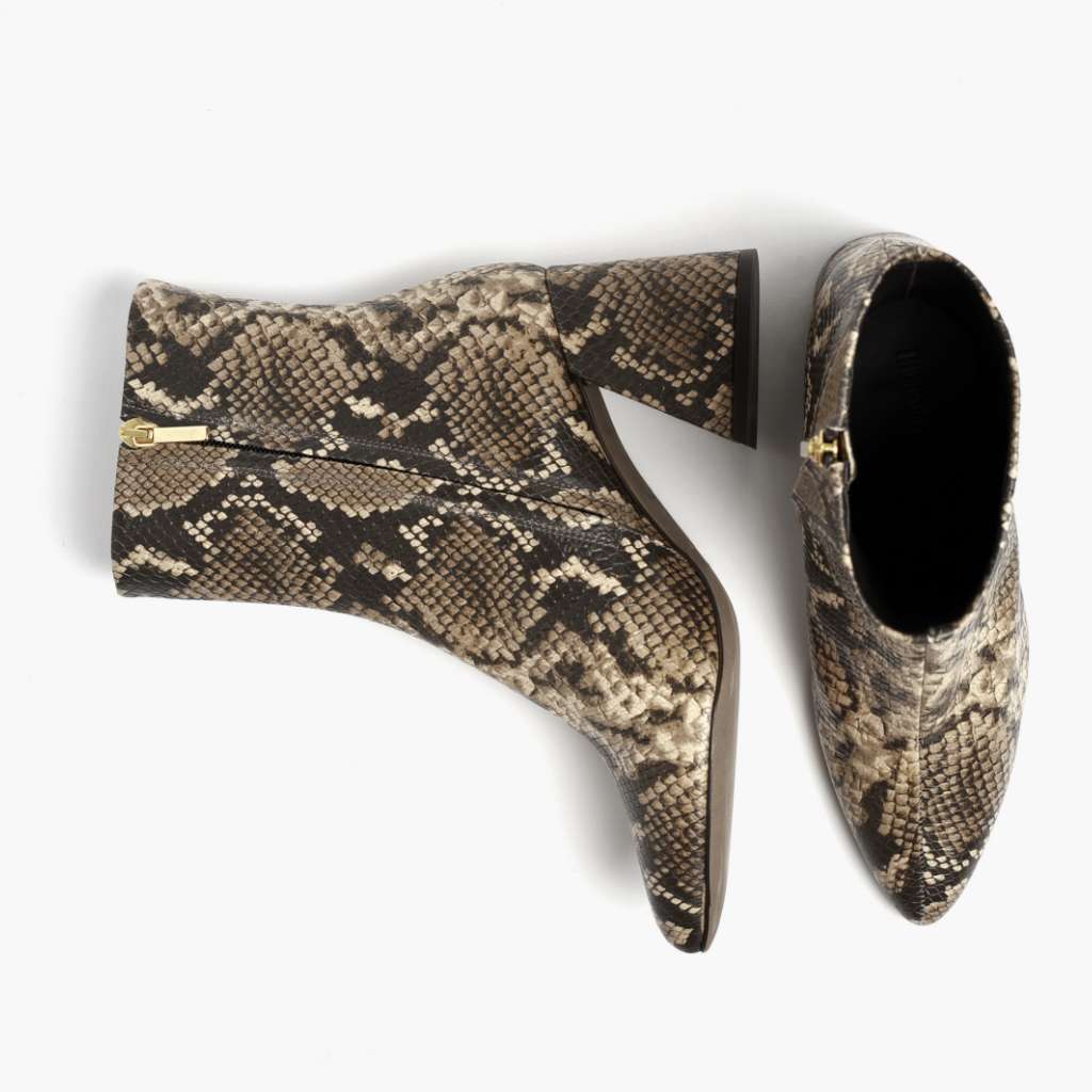 High-Traction Rubber Outsole & Lug Tread Pattern on Heartbreaker Snake Print 가죽 부츠 여성용