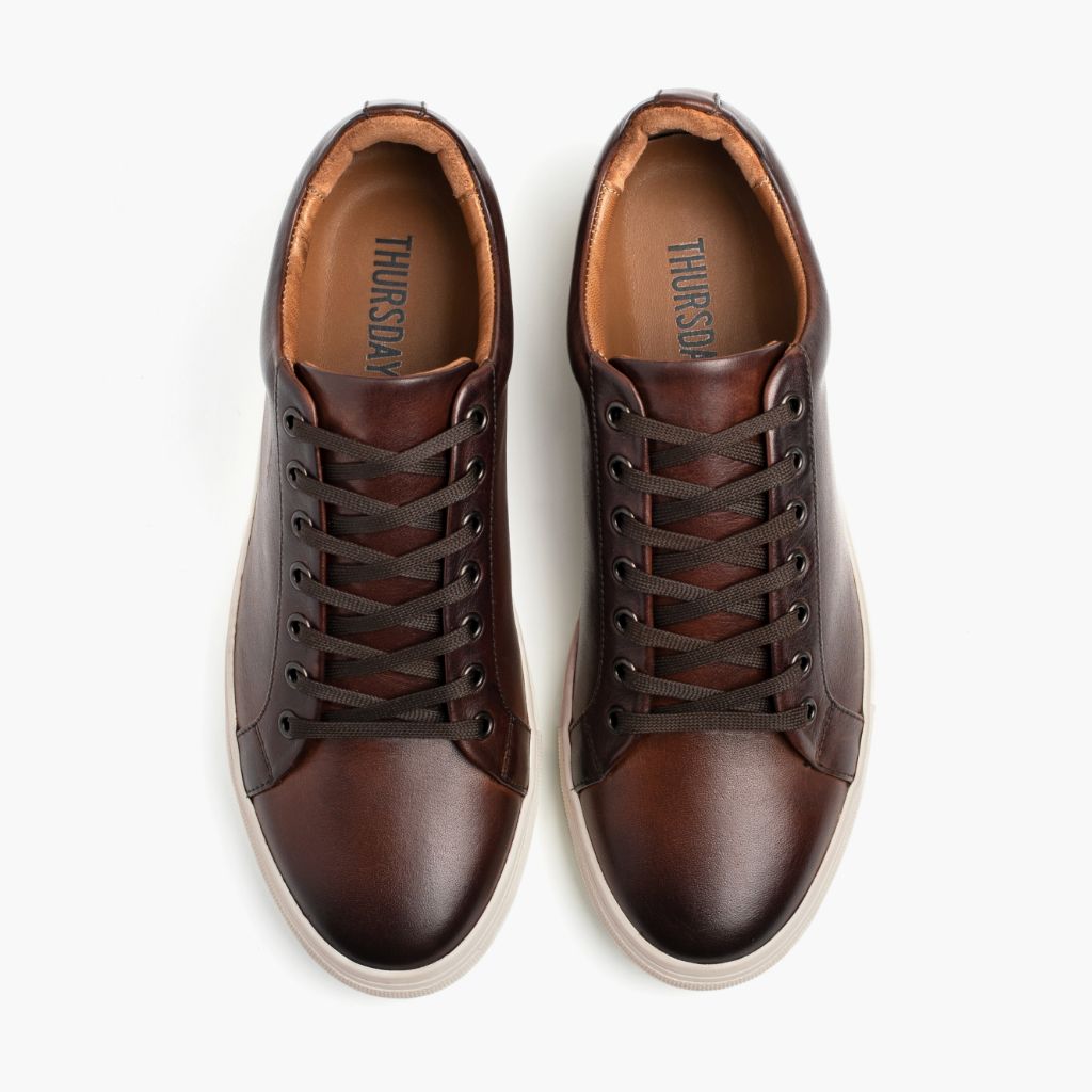 Premier Low Top Coffee 가죽 스니커즈 남성용 For Men - 보강된 힐 카운터 및 정밀 2열 스티치 디테일