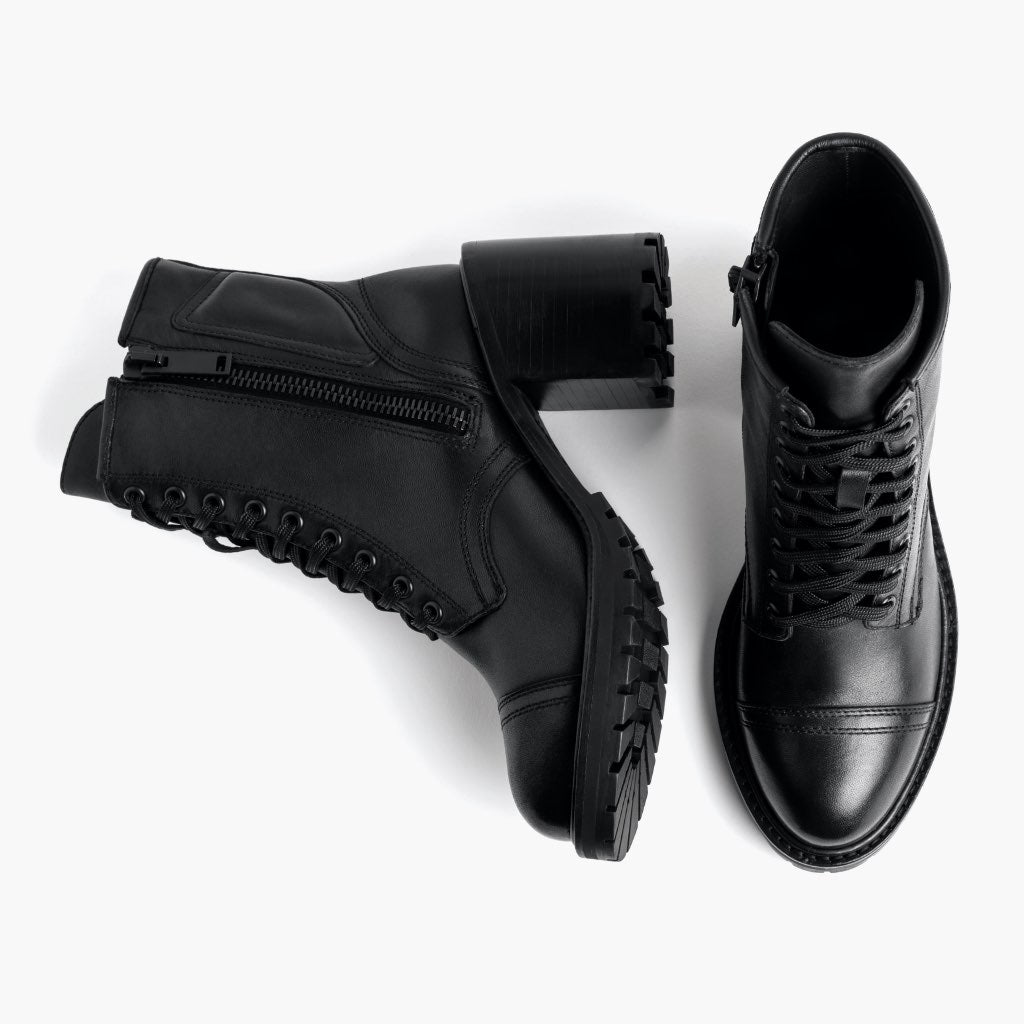 High-Traction Rubber Outsole & Lug Tread Pattern on Rebel 블랙 가죽 부츠 여성용