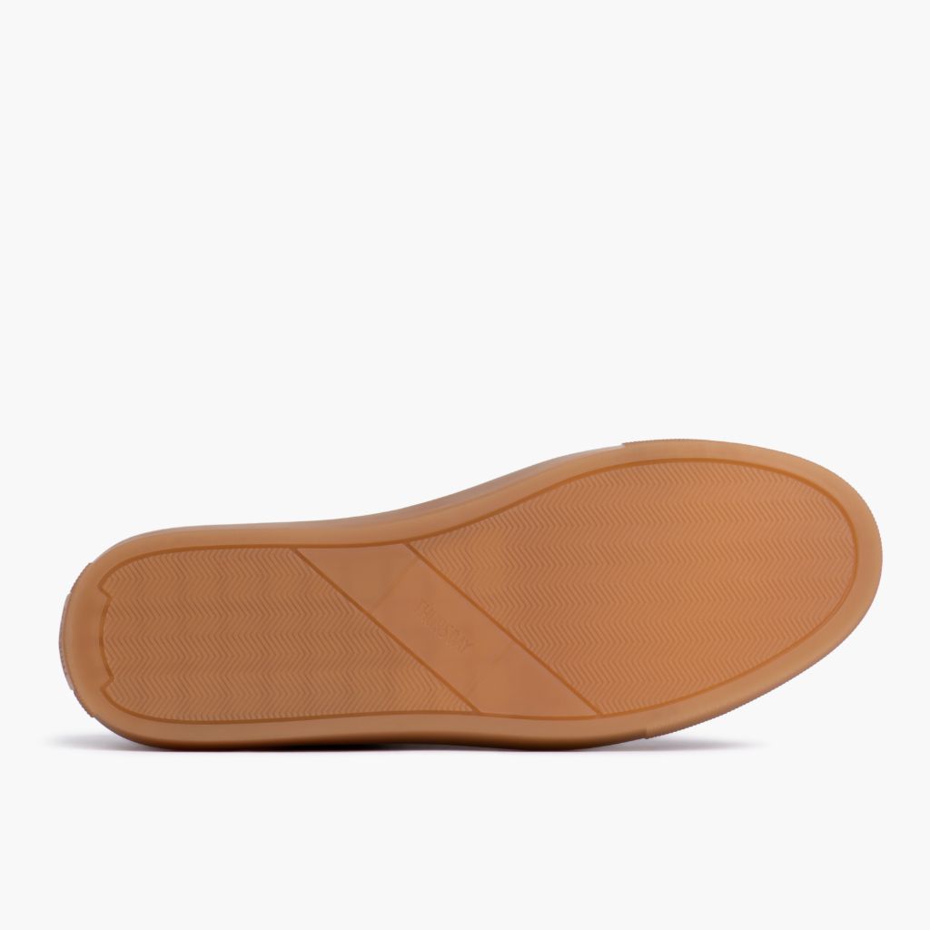 High-Traction Rubber Outsole & Lug Tread Pattern on Premier Low Top Camel 가죽 스니커즈 여성용