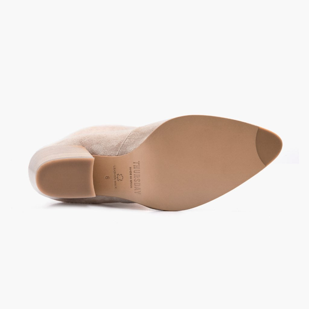 High-Traction Rubber Outsole & Lug Tread Pattern on Tempest Sand 가죽 부츠 여성용